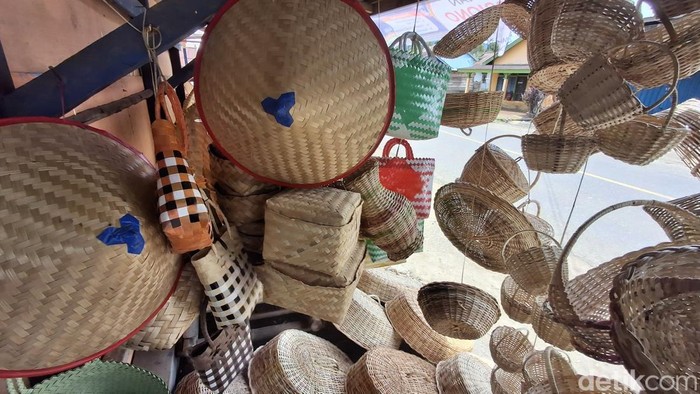 1763917538247-kerajinan-tangan-dari-rotan-yang-menjadi-oleh-oleh-dari-pagar-alam-1763808731247_169