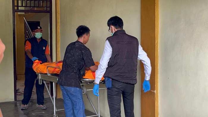 1763982358575-polisi-mengevakuasi-jenazah-irt-di-jambi-diduga-korban-pembunuhan-1763963512474_169