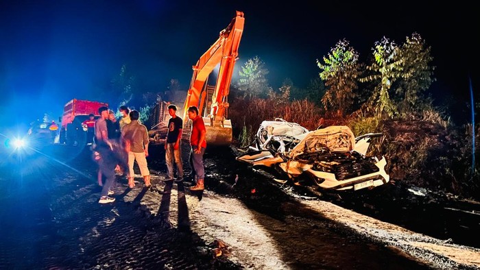 1764068769542-lokasi-kejadian-truk-pengangkut-batu-bara-yang-terguling-hingga-menimpa-minibus-di-muba-1764050961331_169