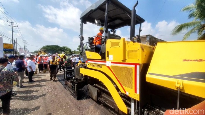 1764176794630-perbaikan-jalan-nasional-di-sumsel-1764146791007_169