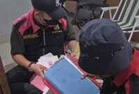 1764219997269-petugas-menyita-dokumen-saat-menggeledah-kantor-dan-rumah-ketua-koni-pangkalpinang-1764212281405_169