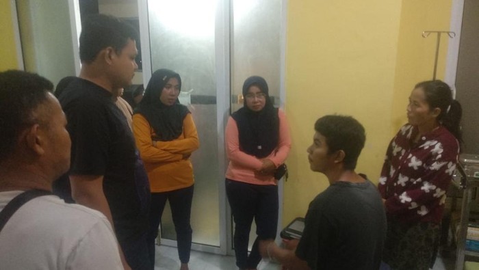 1764241589506-korban-duduk-baju-hitam-saat-di-puskesmas-tempilang-1764225867079_169