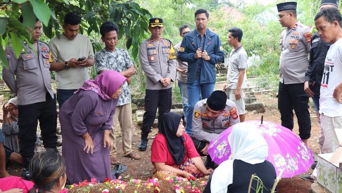 1764263169673-kelvin-yang-ditemukan-tinggal-kerangka-dimakamkan-1764235390103_169