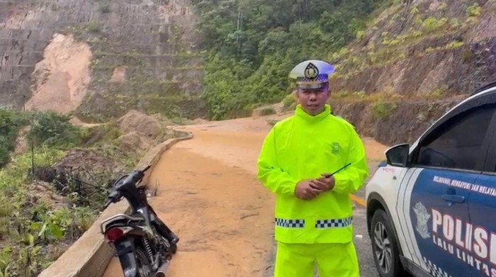 1764284689185-kanit-turjawali-satlantas-polres-kerinci-ipda-debi-1764246821221_169