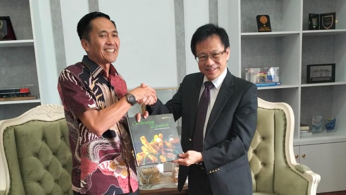 1764328011577-wali-kota-palembang-ratu-dewa-menerima-audiensi-dari-konsulat-jenderal-konjen-singapura-1764302138952_169