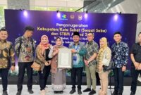 1764349563604-wawako-palembang-dan-kadis-kesehatan-memegang-penghargaan-swasti-saba-padapa-award-2025-1764332605975_169