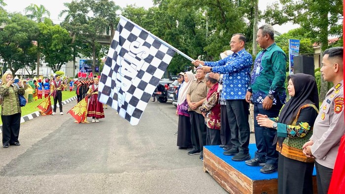 1764349568305-sekda-sumsel-edward-chandra-melepas-pawai-karnaval-pelajar-di-palembang-1764330843836_169