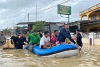 1764392799113-satu-desa-di-kerinci-jambi-banjir-hingga-dievakuasi-petugas-1764378280277_169