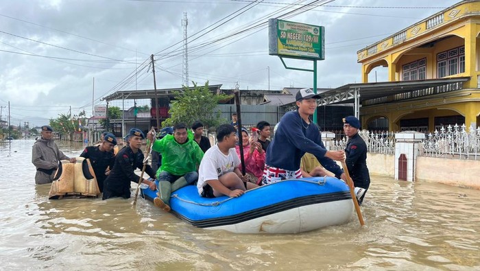 1764392799113-satu-desa-di-kerinci-jambi-banjir-hingga-dievakuasi-petugas-1764378280277_169