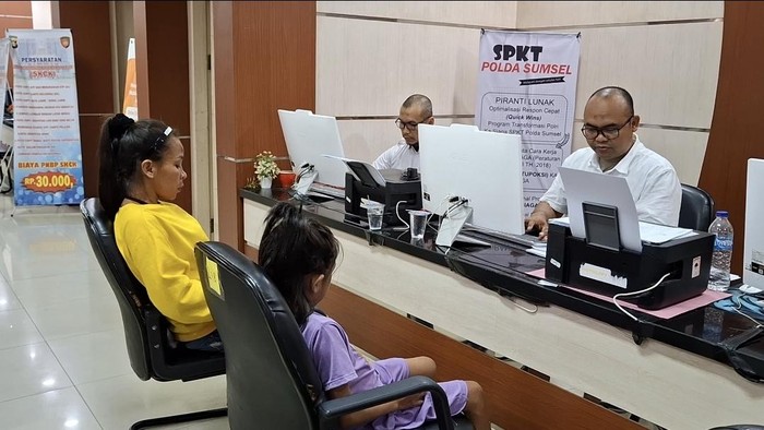 1764392806574-meta-bersama-anaknya-mendatangi-spkt-polda-sumsel-untuk-melaporkan-suaminya-1764332771938_169
