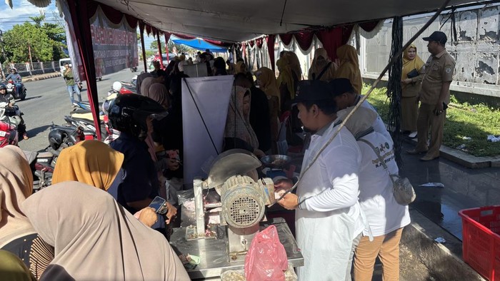 1764565647723-warga-memadati-pasar-murah-di-bengkulu-1764558700831_169