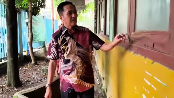 1764565685953-wali-kota-palembang-ratu-dewa-saat-meninjau-sd-rusak-di-palembang-1764501892044_169