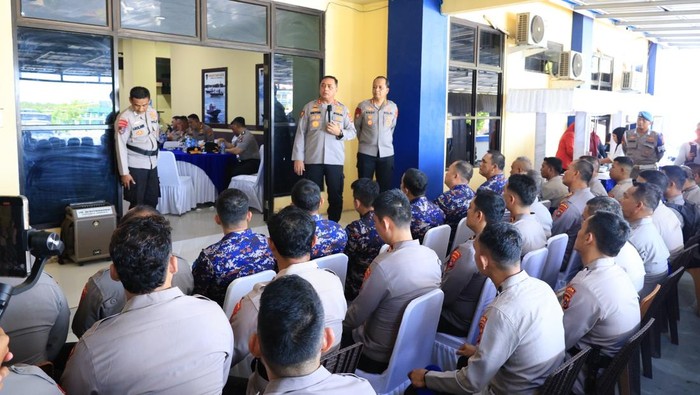 1764587185201-kapolda-babel-irjen-viktor-t-sihombing-memberikan-arahan-di-hut-ke-75-polairud-1764582020958_169