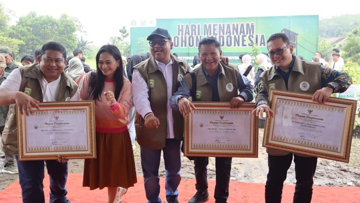 1764587193265-pemberian-penghargaan-dari-pemprov-1764566998728_169