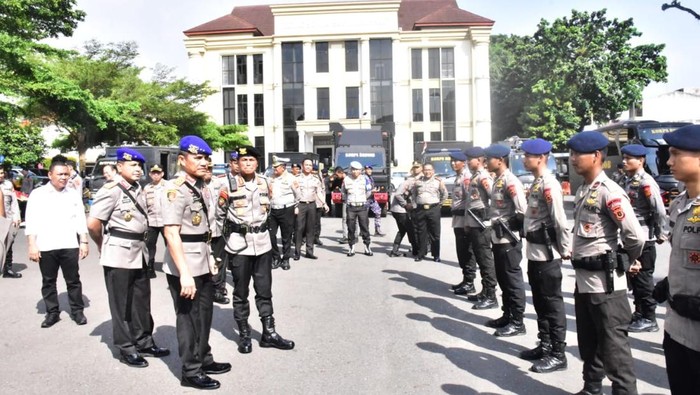 1764587193716-polda-jambi-mengirim-40-personel-untuk-membantu-penanganan-banjir-di-sumbar-1764565840260_169