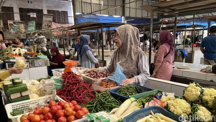 1764608802629-pedagang-di-pasar-lemabang-1764575642964_169