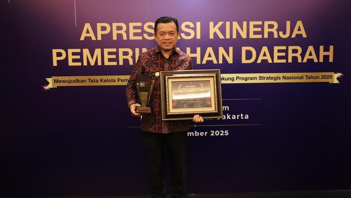 1764651988078-pemprov-jambi-raih-penghargaan-dari-kemendagri-1764645786549_169