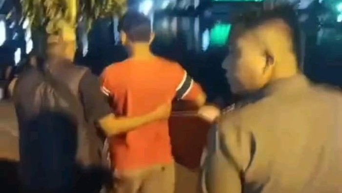 1764673613887-pengamen-resahkan-pengunjung-di-kawasan-kambang-iwak-pallembang-diamankan-1764648555173_169