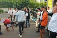 1764673616307-polisi-mengelar-rekonstruksi-pembunuhan-sopir-truk-di-macan-lindungan-1764638761021_169