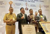 1764695223081-gubernur-sumsel-herman-deru-dalam-rangka-penghargaan-tpid-tp2dd-tpakd-dan-people-of-the-year-1764655312000_169