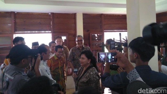 1764738388782-putra-nababan-dan-evita-nursanty-saat-berkunjung-ke-sentra-songket-tuan-kentang-1764686474190_169