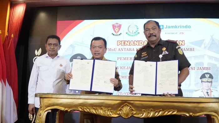 1764760019682-gubernur-jambi-al-haris-bersama-kajati-jambi-sugeng-dengan-didampingi-jaksa-agung-muda-tindak-pidana-umum-kejagung-1764731230558_169