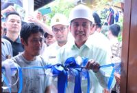 1764824804309-wali-kota-palembang-ratu-dewa-menyerahkan-bantuan-rumah-layak-huni-kepada-sumay-wardana-1764807111603_169