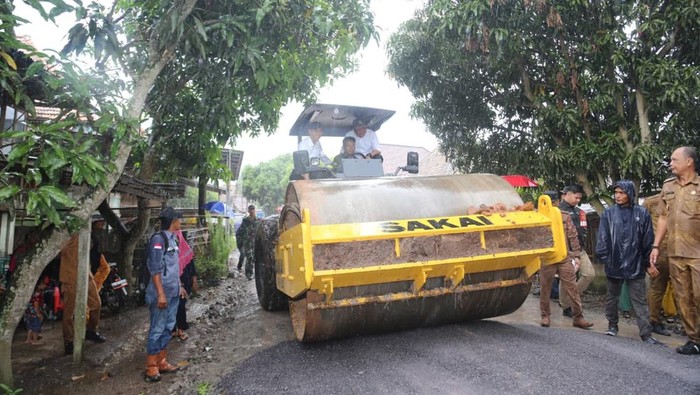 1764824810587-pembangunan-jalan-di-oki-dari-anggaran-bkbk-1764748521753_169