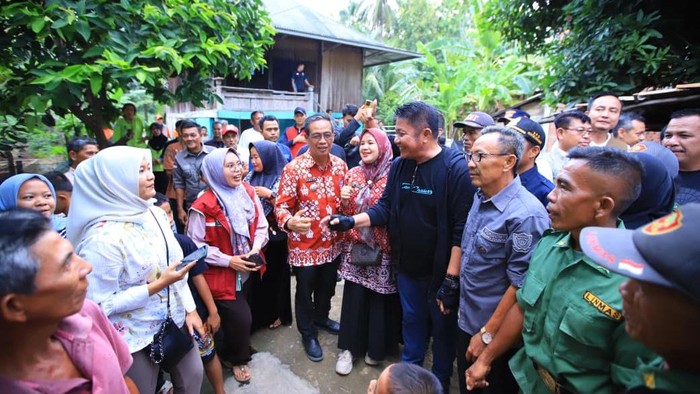 1764997576473-gubernur-sumsel-herman-deru-saat-dialog-bersama-warga-1764948263145_169