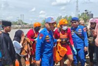 1764997577087-tim-gabungan-saat-mengevakuasi-jasad-bocah-yang-dilaporkan-hilang-di-banyuasin-1764990383246_169