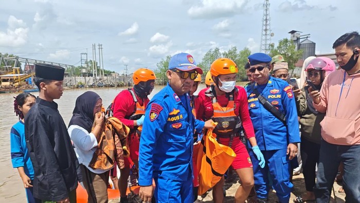 1764997577087-tim-gabungan-saat-mengevakuasi-jasad-bocah-yang-dilaporkan-hilang-di-banyuasin-1764990383246_169