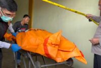 1764997577560-polisi-saat-mengevakuasi-irt-tewas-dalam-ruko-di-jambi-1764911932910_169