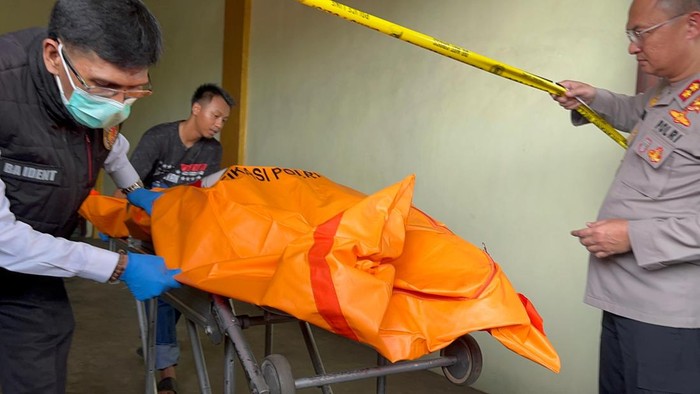 1764997577560-polisi-saat-mengevakuasi-irt-tewas-dalam-ruko-di-jambi-1764911932910_169