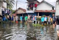 1765019152171-wali-kota-palembang-ratu-dewa-meninjau-banjir-di-16-ulu-palembang-1765002067861_169