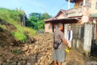 1765019152675-wali-kota-palembang-ratu-dewa-dan-camat-gandus-jufriansyah-meninjau-jembatan-yang-amblas-1764992037538_169