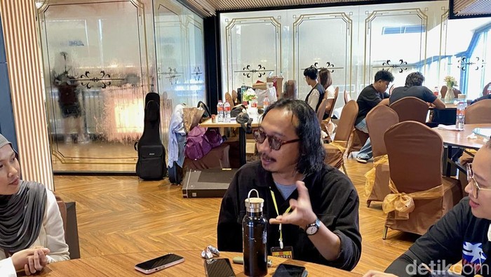 1765083933399-popo-mangun-sosok-di-balik-merchandise-official-soundrenaline-1765069865925_169