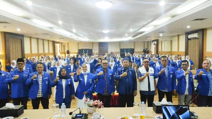 1765105578652-joncik-muhammad-membuka-pelatihan-kepemimpinan-dpw-puan-sumsel-1765080582552_169