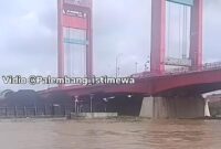 1765105579602-muatan-batu-bata-dari-tongkang-menabrak-badan-jembatan-ampera-1765095009594_169