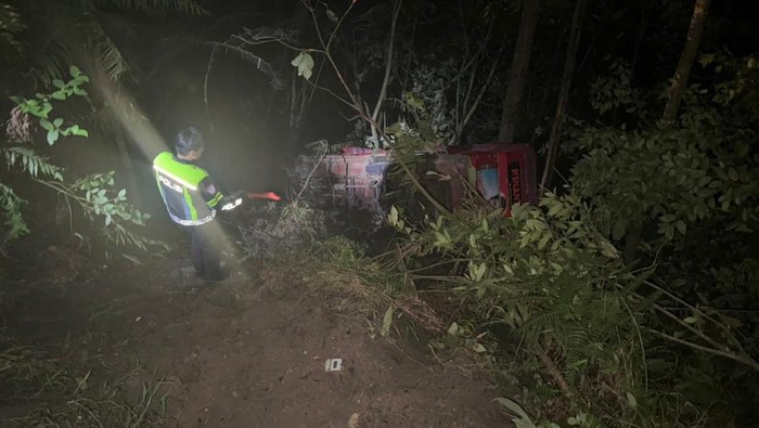 1765105580546-kecelakaan-mobil-wisata-di-sungai-penuh-jambi-1765081775708_169