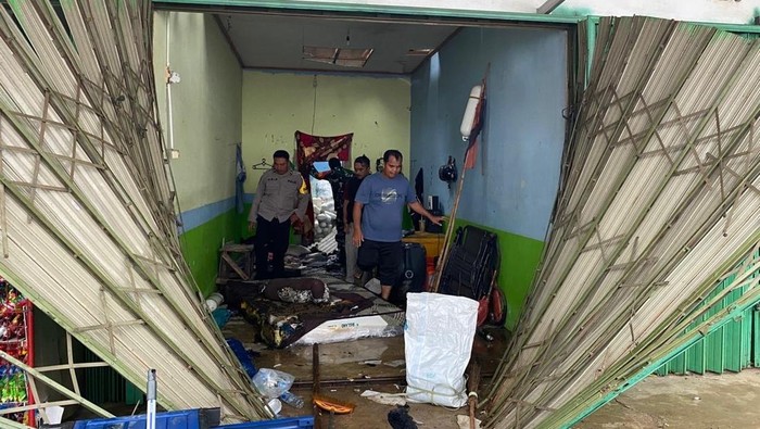 1765127140214-tkp-ledakan-dan-obat-nyamuk-yang-meledak-akibat-korsleting-listrik-1765101156795_169