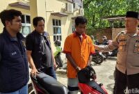 1765127142632-tampang-pelaku-saat-berhasil-diamankan-di-polsek-ilir-barat-ii-1765098375141_169