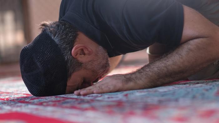 1765170364337-ilustrasi-salat_169