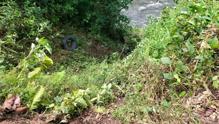 1765170374413-lokasi-mobil-masuk-jurang-di-perbatasa-merangin-kerinci-jambi-1765153460518_169