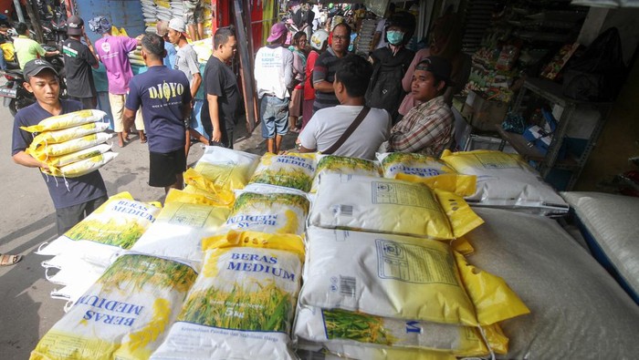 1765170374948-stabilkan-harga-beras-bulog-gandeng-pemrov-jatim-di-pasar-tradisional-2_169