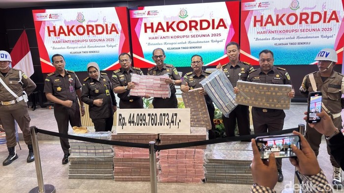 1765278367145-kejati-bengkulu-merilis-uang-negara-yang-diselamatkan-dari-kasus-korupsi-1765266821511_169