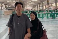 1765278372432-julia-prastini-dan-suami-korea-daehoon-umrah-2_169
