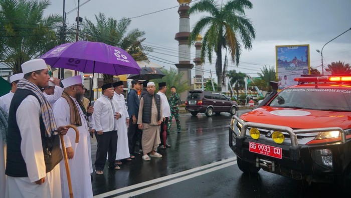 1765278373004-pemprov-bengkulu-melepas-bantuan-kemanusiaan-untuk-korban-bencana-di-sumatera-1765259852059_169