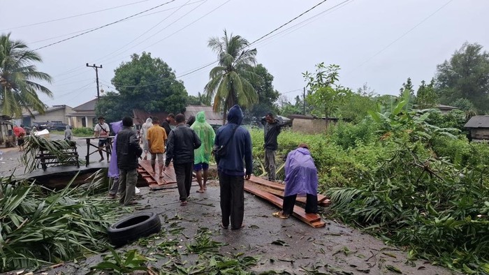 1765299940317-jembatan-darurat-yang-dibangun-1765282465580_169