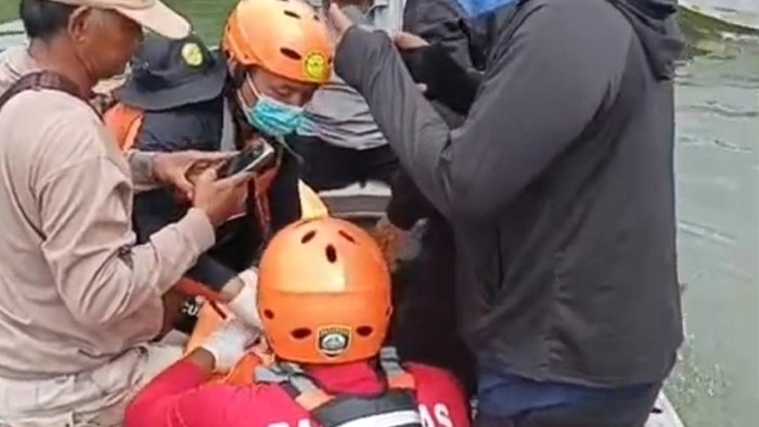 1765299942650-tim-saat-menemukan-jasad-bocah-4-tahun-yang-tewas-tenggelam-1765287996425_169
