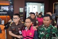 1765299943611-dua-tersangka-kasus-korupsi-apar-di-muratara-ditangkap-kejari-lubuklinggau-1765284358889_169